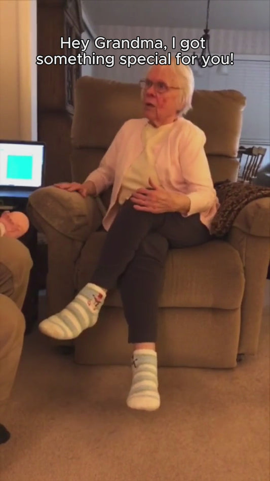 Dieses Oma-Shirt gehört diesen Süßen – personalisiertes Allover-Shirt