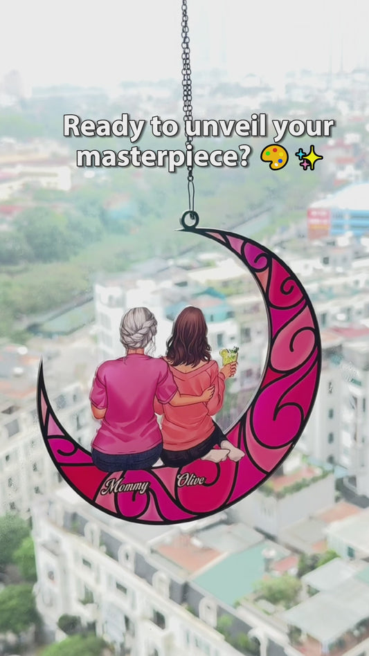 Mutter und Kinder auf dem Mond – Personalisierter Fensterhänger mit Sonnenfänger-Motiv 