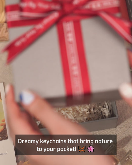 Brief mit Blumen- und Schmetterlingsmotiv – Personalisierter Garten-Schlüsselanhänger