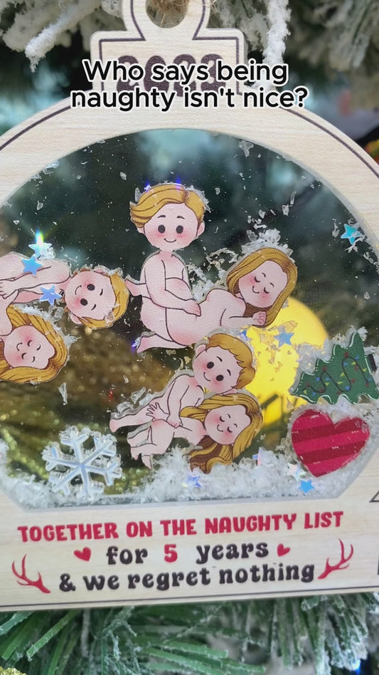 Gemeinsam auf der Liste der Unartigen – Geschenk für Freundin, Ehemann, Ehefrau, Freund – Personalisierter 3-lagiger Schüttelanhänger