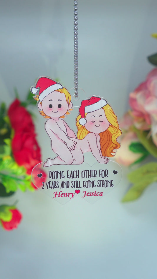 „Sich gegenseitig lieben“ – personalisiertes Auto-Ornament in Pärchenform