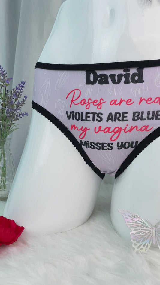 Meine Vagina vermisst dich – Personalisierte Damen-Slips mit Spitzenbordüre für Paare