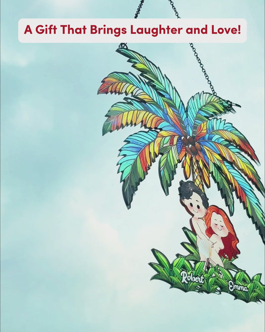 Lustiges Pärchen unter der Palme – Personalisierter Fensterhänger mit Sonnenfänger-Motiv 