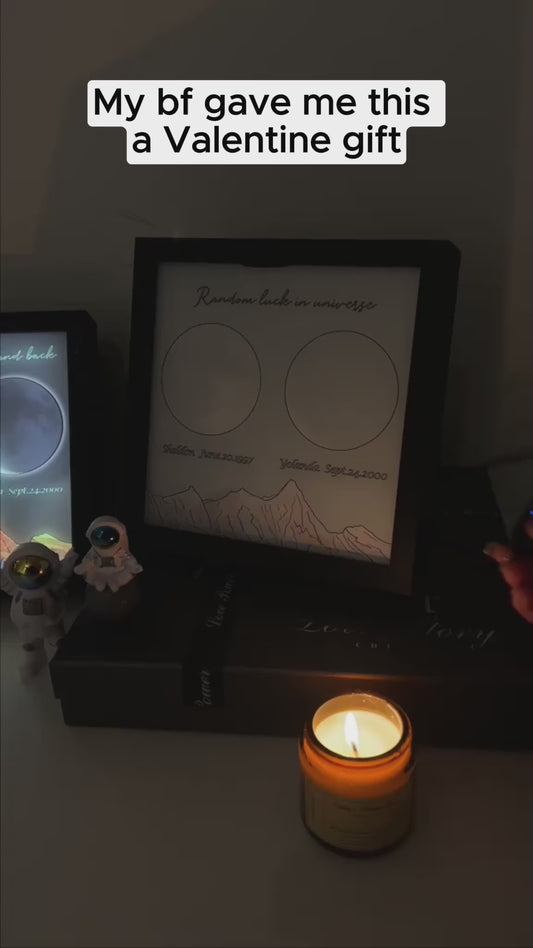 Zufälliges Glück im Universum – Personalisierter Fotorahmen für Paare mit Beleuchtung