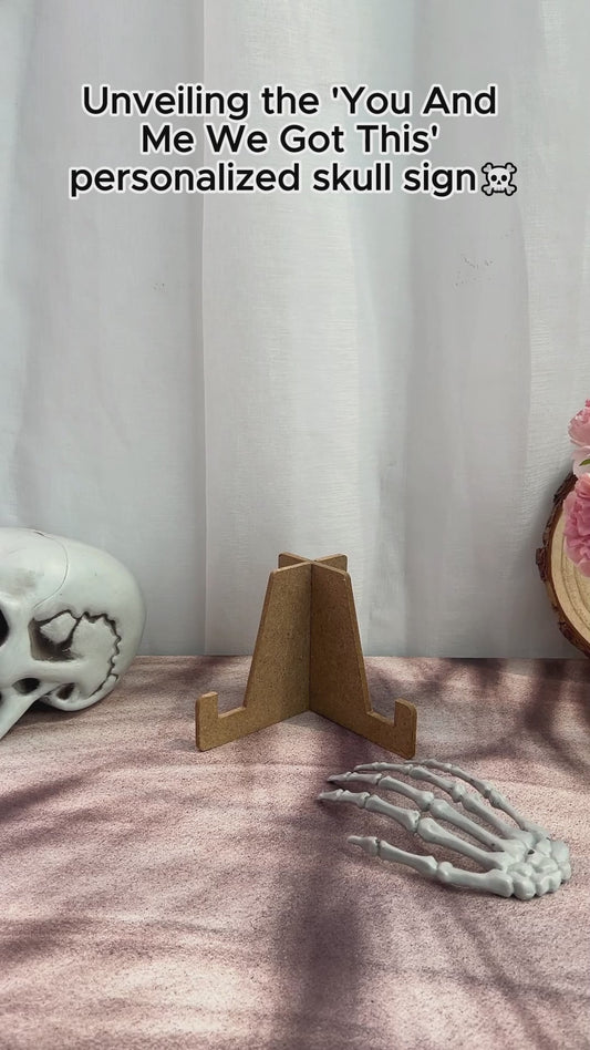 „Du und ich, wir schaffen das“ – Personalisiertes Totenkopf-Rundschild aus Holz