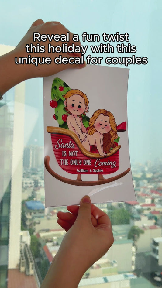 Nicht nur der Weihnachtsmann kommt – Personalisierter Aufkleber für Paare (gestanzt)
