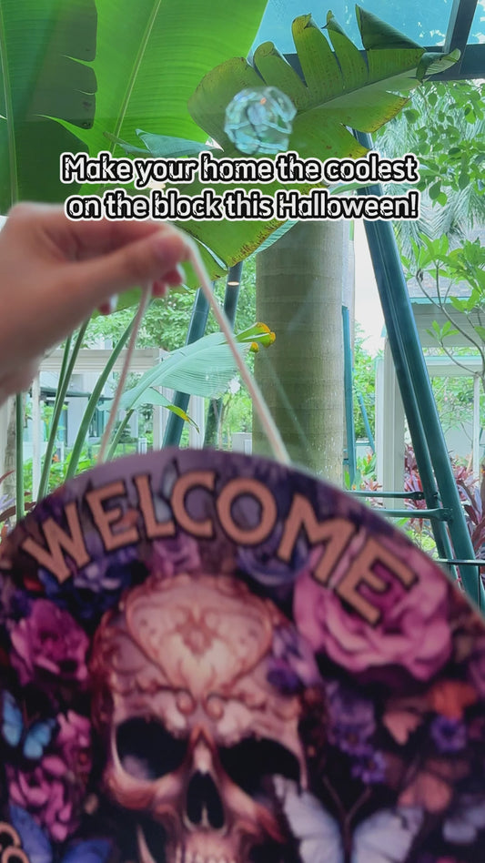 Willkommen! Treten Sie ein und ruhen Sie sich aus – personalisiertes rundes Totenkopf-Holzschild