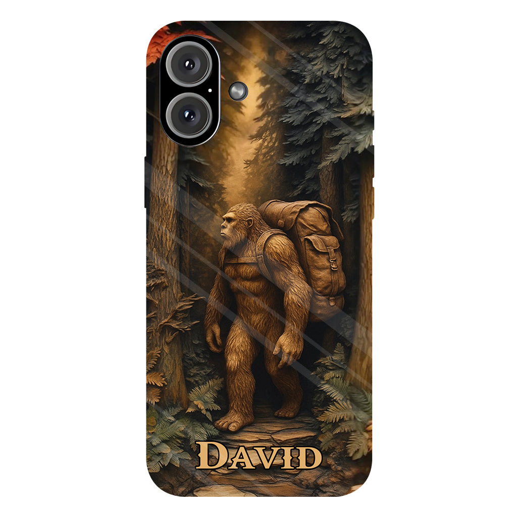 Sasquatch im Wald – Personalisierte Handyhülle mit Wandermotiv und Volldruck