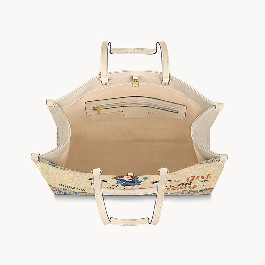 This Girl Is On Vacay – Personalisierte Reisehandtasche aus Leder
