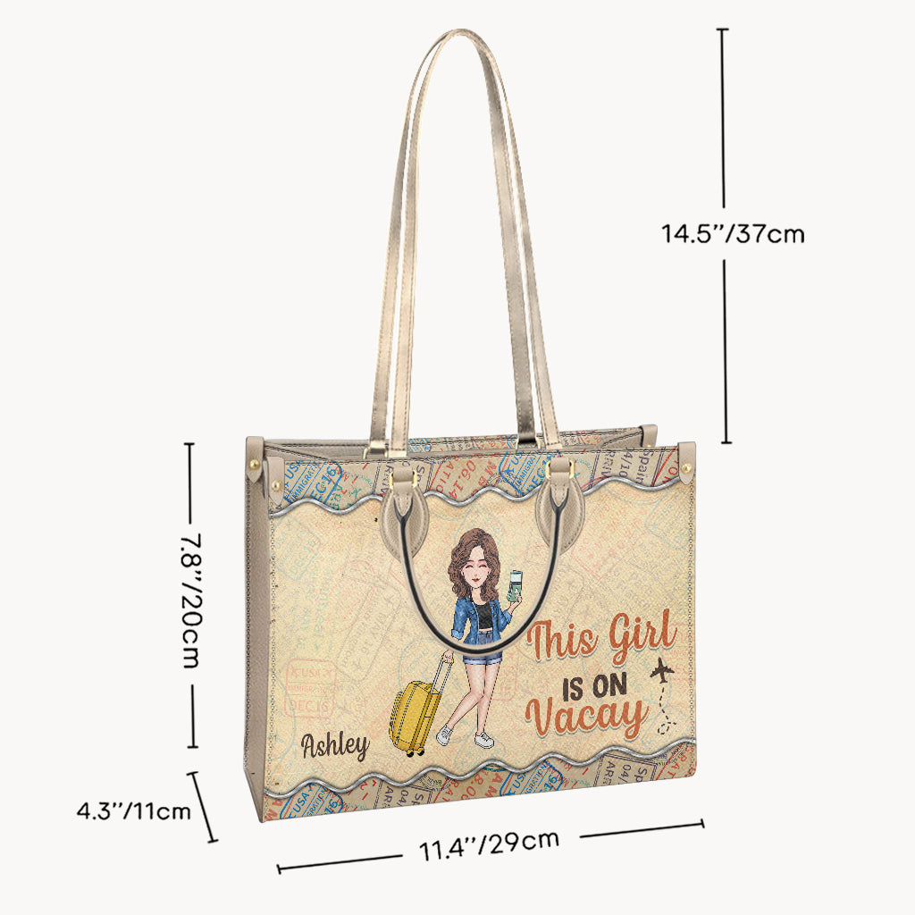 This Girl Is On Vacay – Personalisierte Reisehandtasche aus Leder
