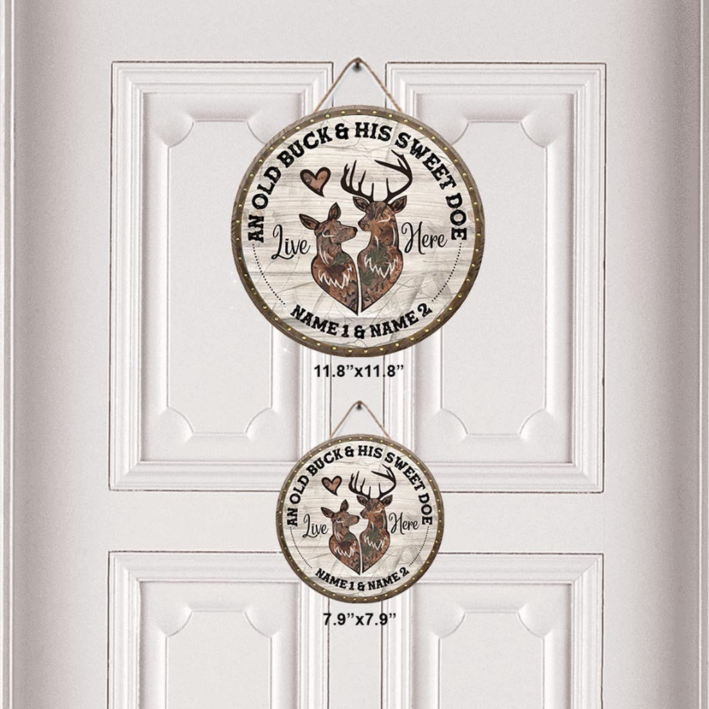 Ein alter Hirsch und seine süße Hirschkuh – personalisiertes rundes Holzschild