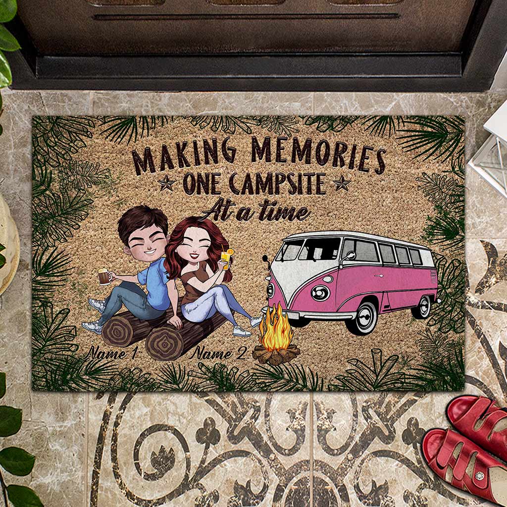 Erinnerungen schaffen – Personalisierte Fußmatte für Campingpaare