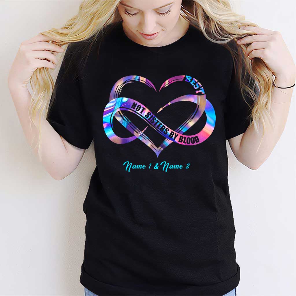 Nicht blutsverwandt, aber im Herzen Schwestern – Personalisiertes Bestie-T-Shirt und Hoodie