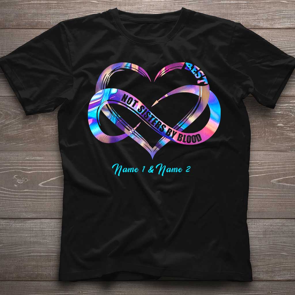 Nicht blutsverwandt, aber im Herzen Schwestern – Personalisiertes Bestie-T-Shirt und Hoodie