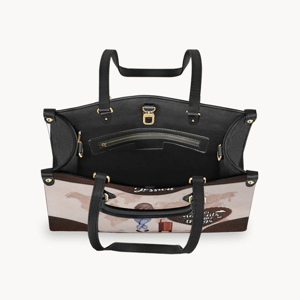 Sammle Momente, nicht Dinge – Personalisierte Reisehandtasche und Gepäckhülle aus Leder