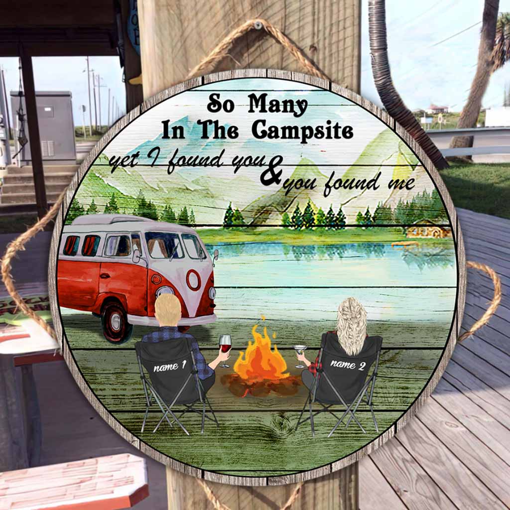 So viele auf dem Campingplatz – personalisiertes rundes Holzschild