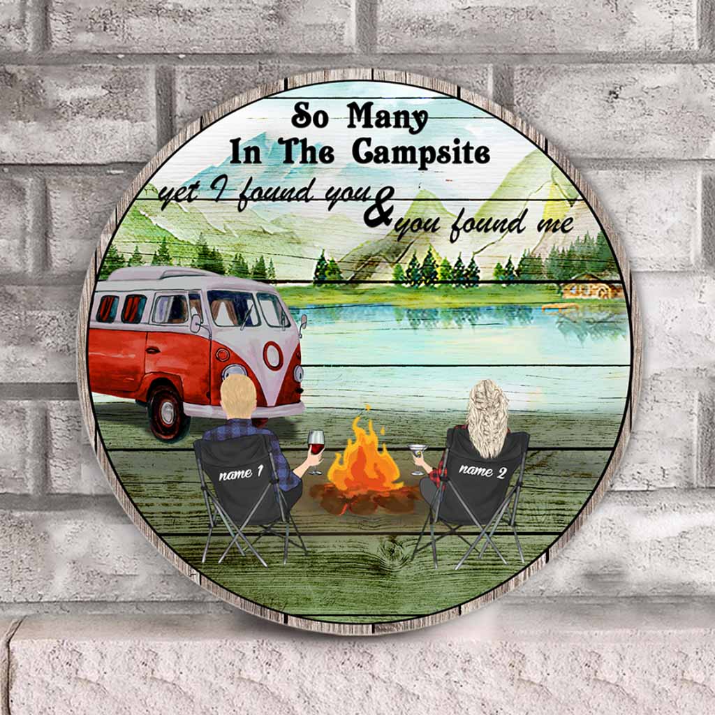 So viele auf dem Campingplatz – personalisiertes rundes Holzschild
