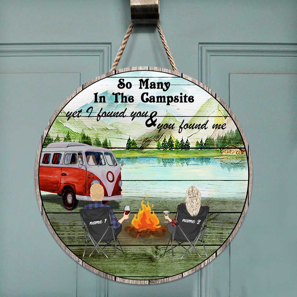 So viele auf dem Campingplatz – personalisiertes rundes Holzschild