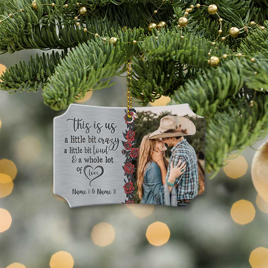 This Is Us – Personalisierter Weihnachtsschmuck aus Aluminium mit Wellenrand für Paare (beidseitig bedruckt)
