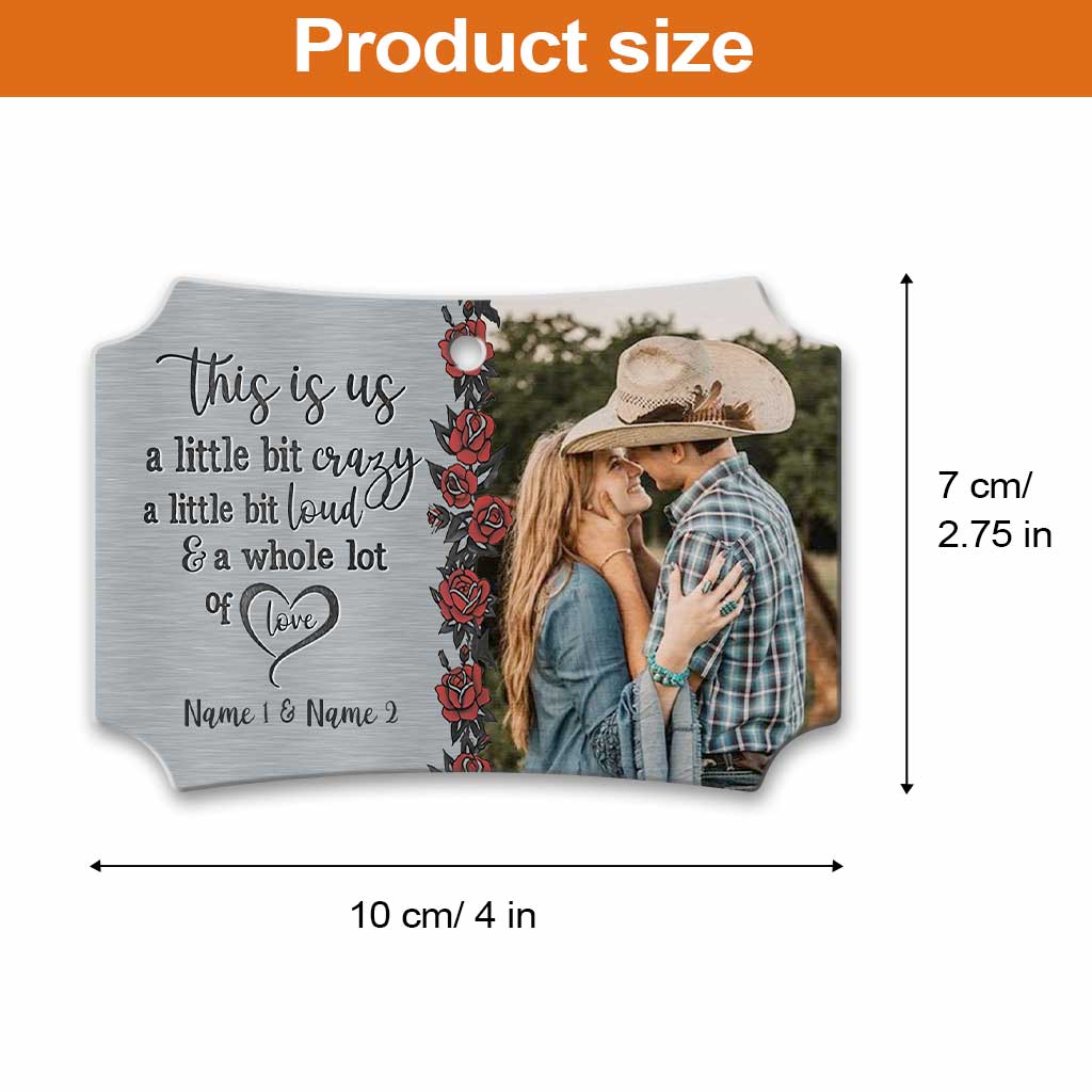 This Is Us – Personalisierter Weihnachtsschmuck aus Aluminium mit Wellenrand für Paare (beidseitig bedruckt)