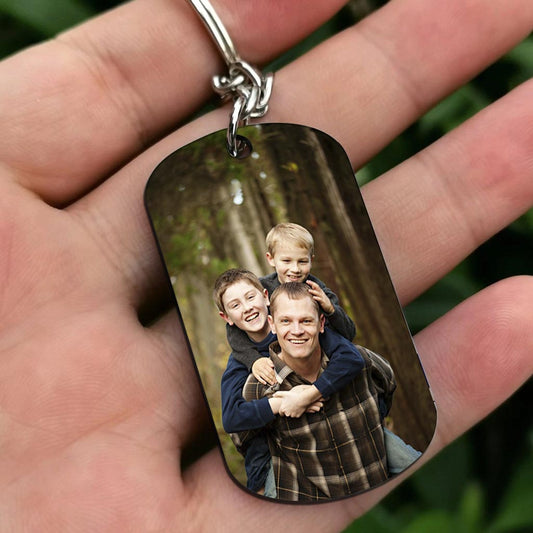 Dieser tolle Papa gehört dazu – Geschenk für Papa, Onkel, Bruder, Opa – Personalisierter Edelstahl-Schlüsselanhänger