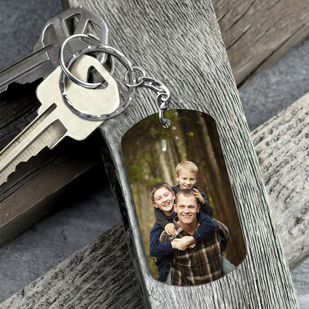 Dieser tolle Papa gehört dazu – Geschenk für Papa, Onkel, Bruder, Opa – Personalisierter Edelstahl-Schlüsselanhänger