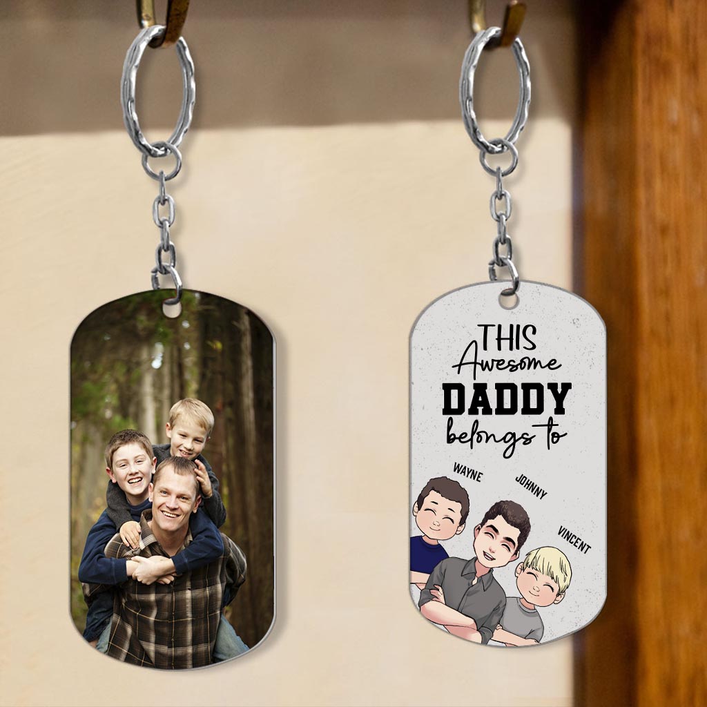 Dieser tolle Papa gehört dazu – Geschenk für Papa, Onkel, Bruder, Opa – Personalisierter Edelstahl-Schlüsselanhänger
