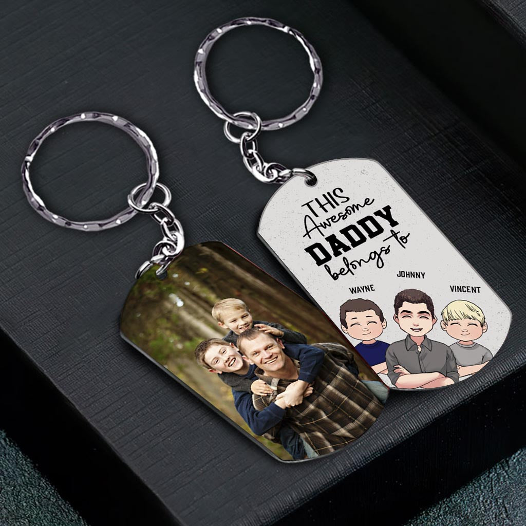 Dieser tolle Papa gehört dazu – Geschenk für Papa, Onkel, Bruder, Opa – Personalisierter Edelstahl-Schlüsselanhänger
