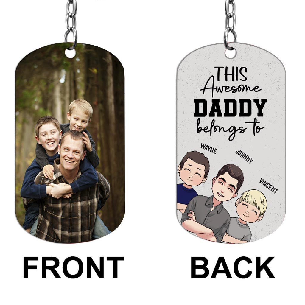 Dieser tolle Papa gehört dazu – Geschenk für Papa, Onkel, Bruder, Opa – Personalisierter Edelstahl-Schlüsselanhänger