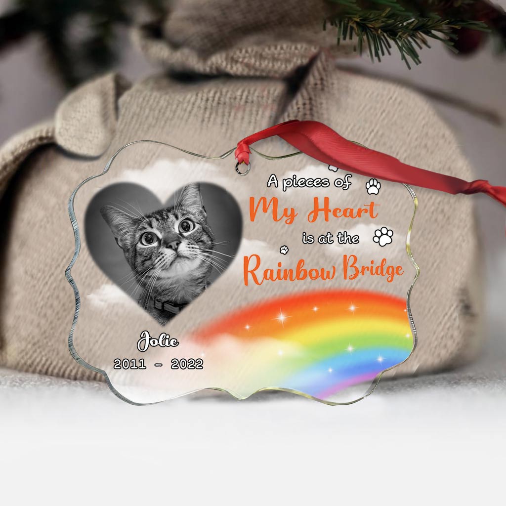 Ein Teil meines Herzens ist an der Regenbogenbrücke – Personalisierter transparenter Weihnachtsschmuck in Katzenform
