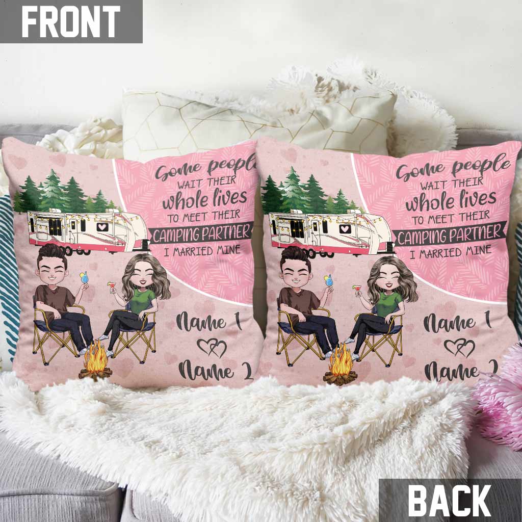 Manche Menschen warten ihr ganzes Leben lang – Camping-Pärchen – personalisiertes Dekokissen