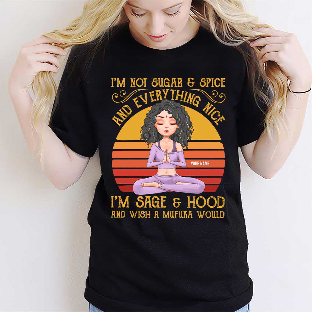 Ich bin Sage And Hood – Personalisiertes Yoga-T-Shirt und Hoodie