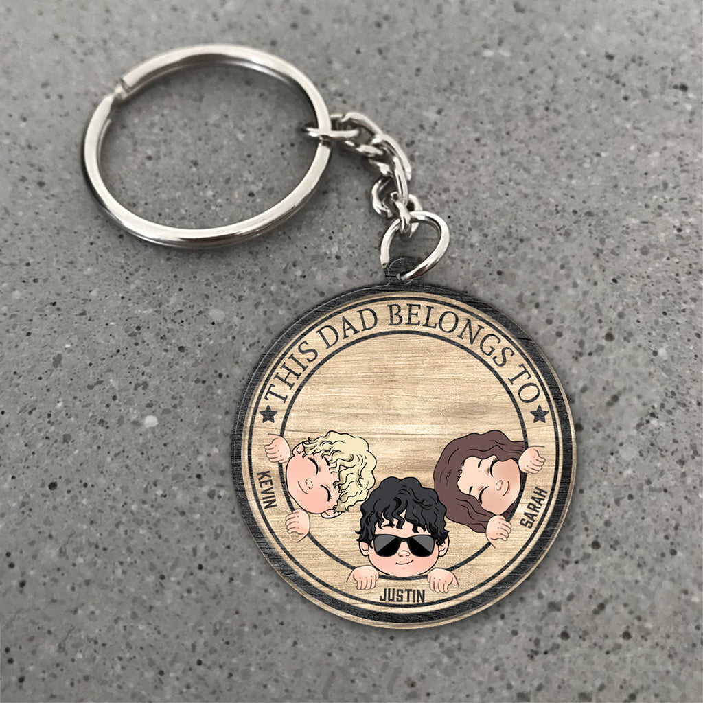 Dieser Papa gehört zu – personalisierter Vatertags-Schlüsselanhänger (beidseitig bedruckt)