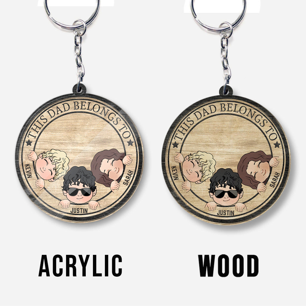 Dieser Papa gehört zu – personalisierter Vatertags-Schlüsselanhänger (beidseitig bedruckt)