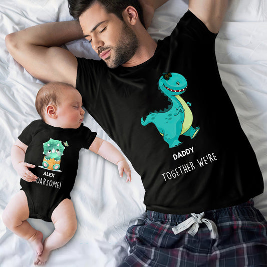 Gemeinsam sind wir brüllend gut – personalisiertes Vater-T-Shirt und Baby-Body