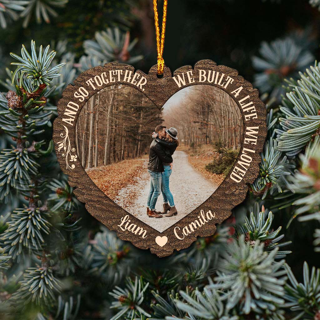 Und so bauten wir uns gemeinsam ein Leben auf, das wir liebten – personalisierter Weihnachtsschmuck für Paare (beidseitig bedruckt)