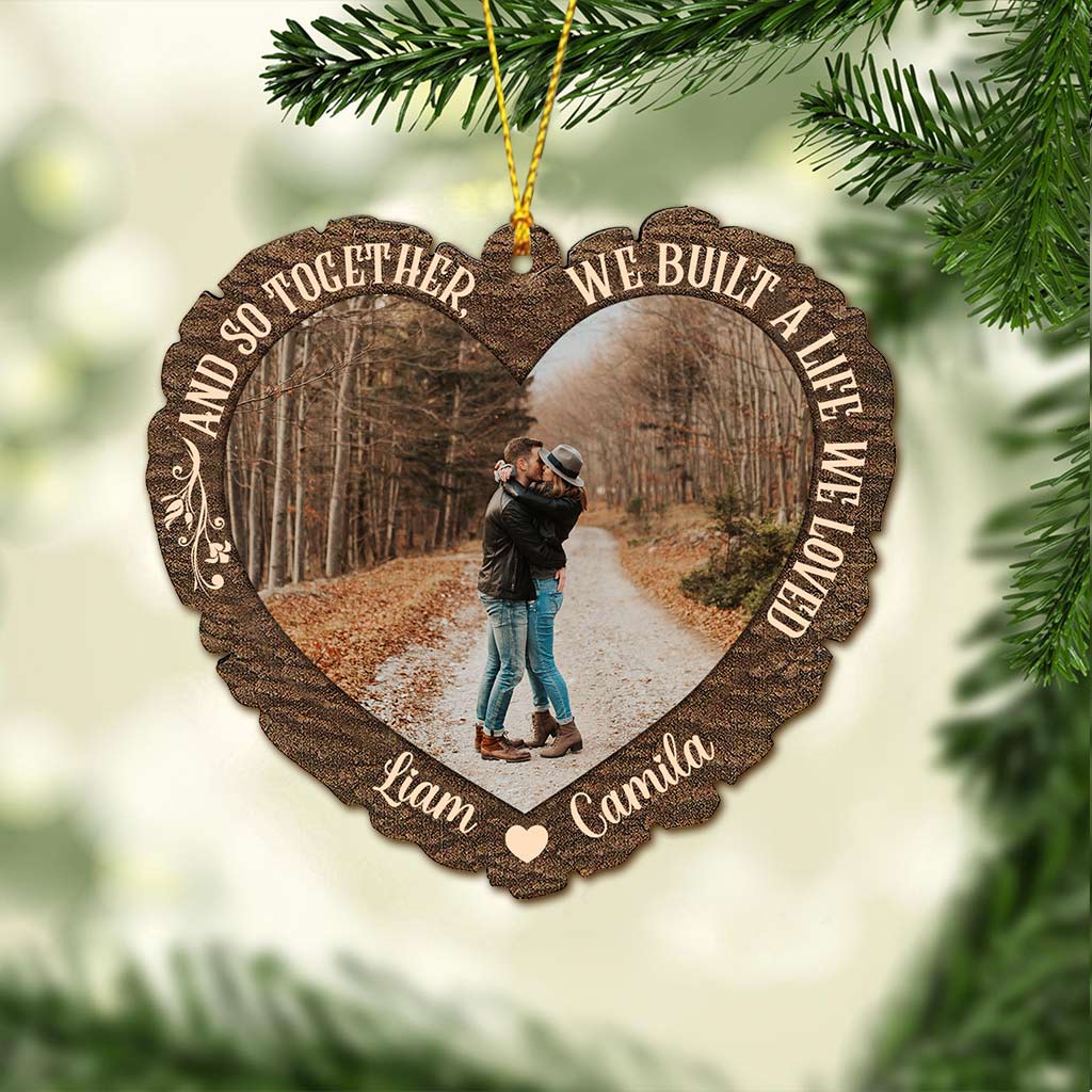Und so bauten wir uns gemeinsam ein Leben auf, das wir liebten – personalisierter Weihnachtsschmuck für Paare (beidseitig bedruckt)