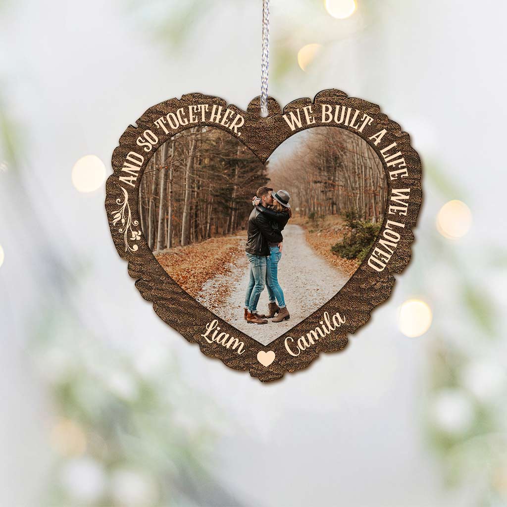 Und so bauten wir uns gemeinsam ein Leben auf, das wir liebten – personalisierter Weihnachtsschmuck für Paare (beidseitig bedruckt)