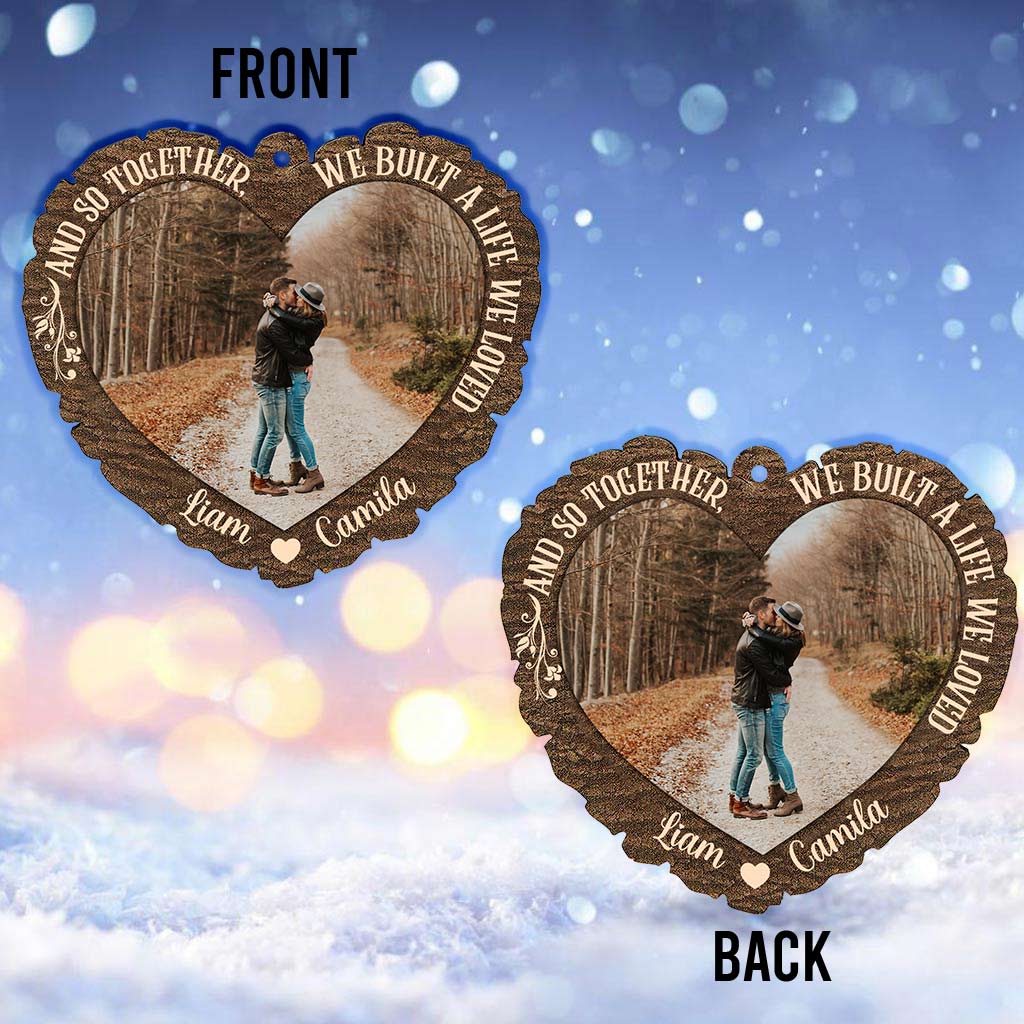 Und so bauten wir uns gemeinsam ein Leben auf, das wir liebten – personalisierter Weihnachtsschmuck für Paare (beidseitig bedruckt)
