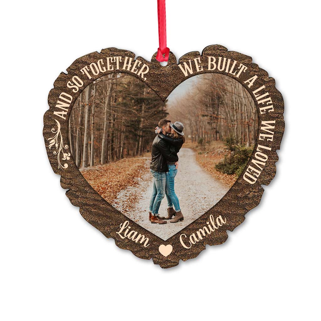 Und so bauten wir uns gemeinsam ein Leben auf, das wir liebten – personalisierter Weihnachtsschmuck für Paare (beidseitig bedruckt)
