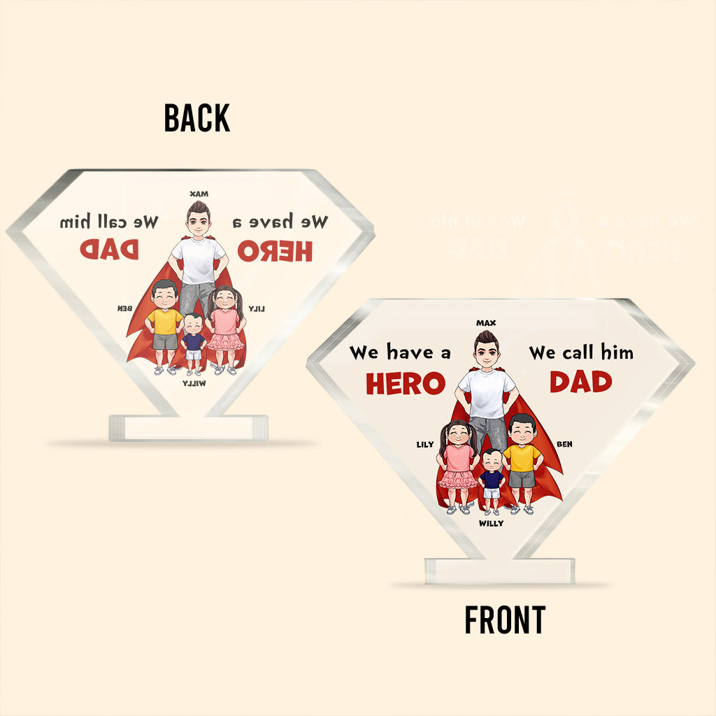 Wir haben einen Helden – Geschenk für Papa, Opa, Bruder, Onkel – Personalisierte Acrylplakette in individueller Form