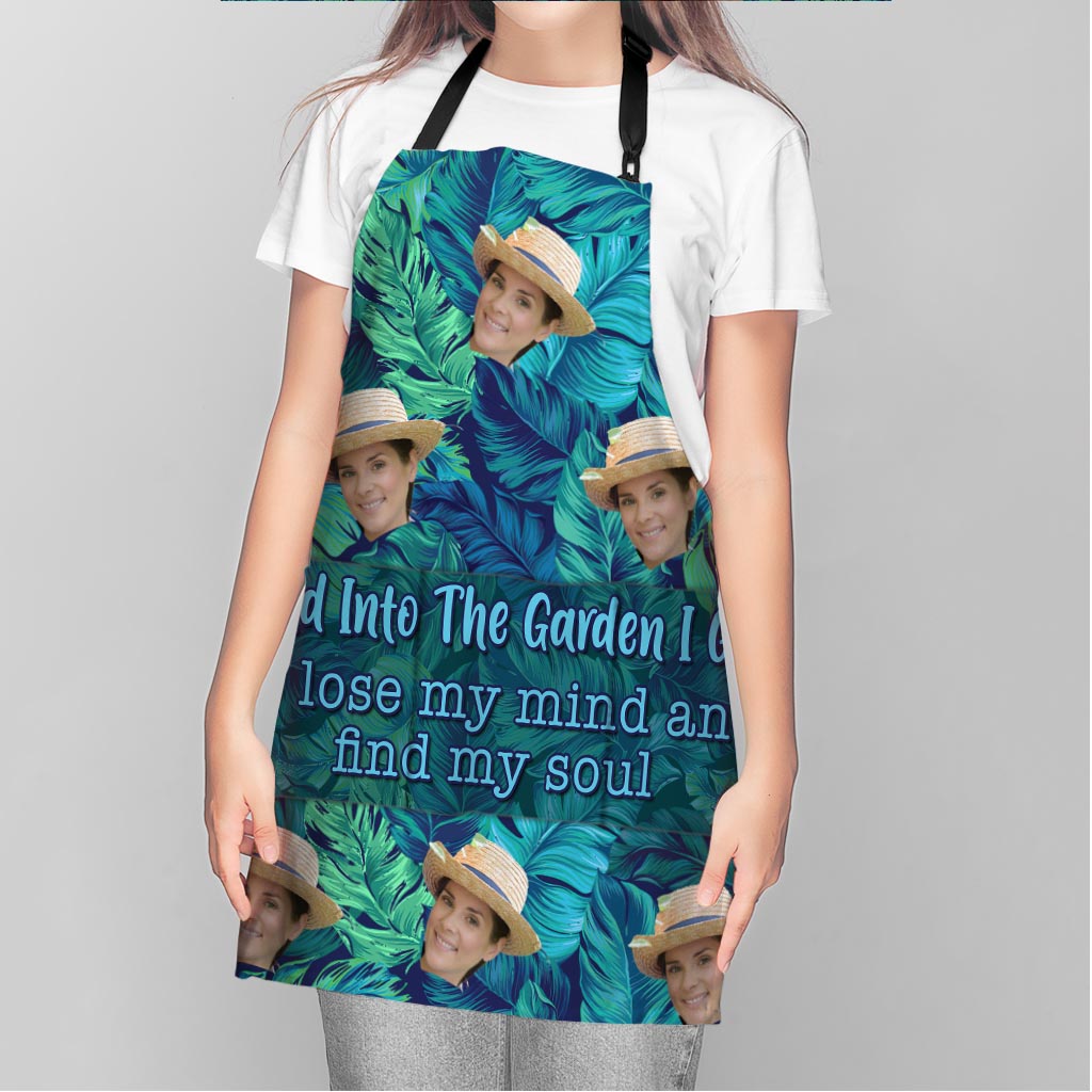 Und ab in den Garten – Gartengeschenk für Mama, Papa, Oma, ihn, sie, Ehefrau, Ehemann, Freundin, Freund – Personalisierte Schürze