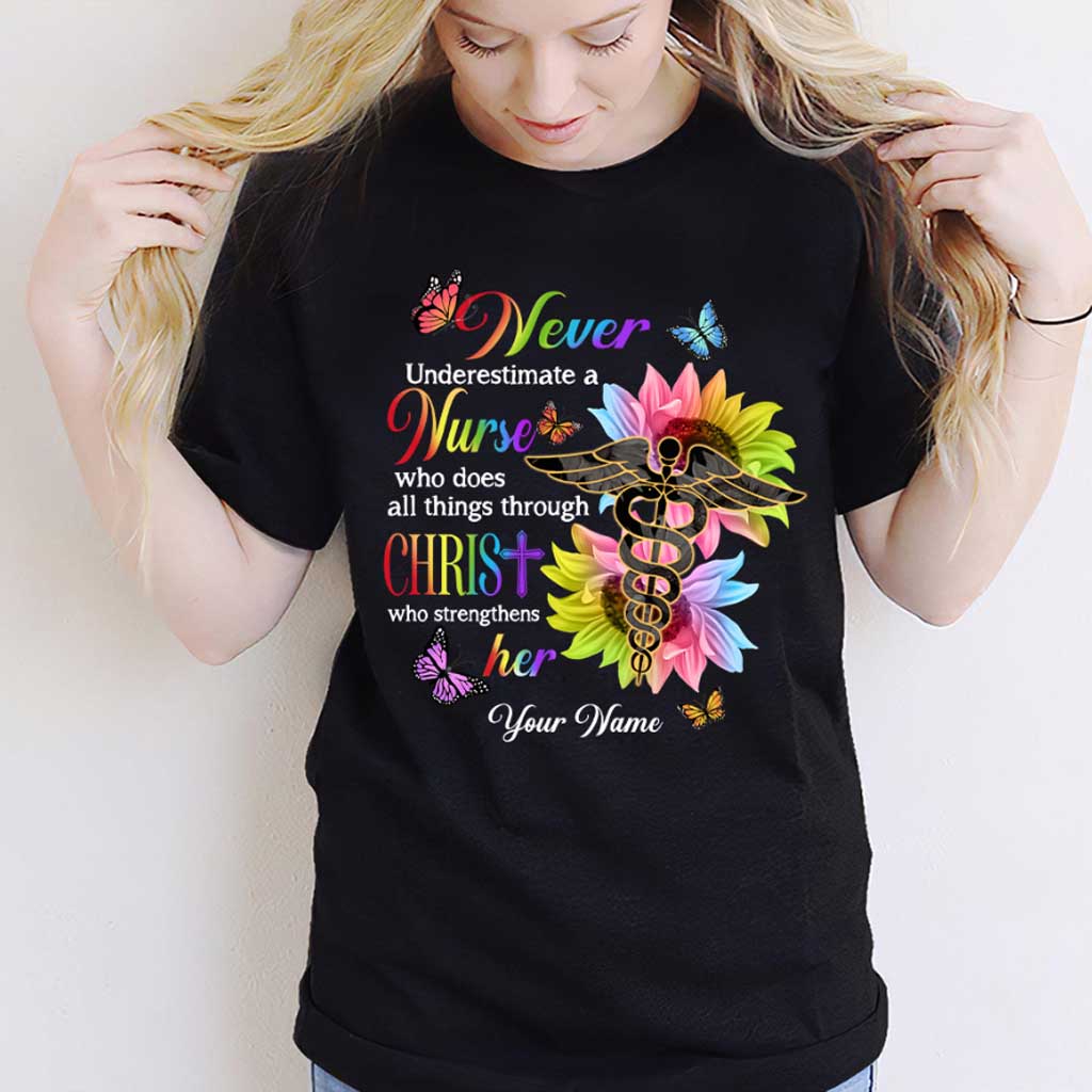 Unterschätzen Sie niemals – Personalisiertes T-Shirt und Hoodie für Pflegekräfte