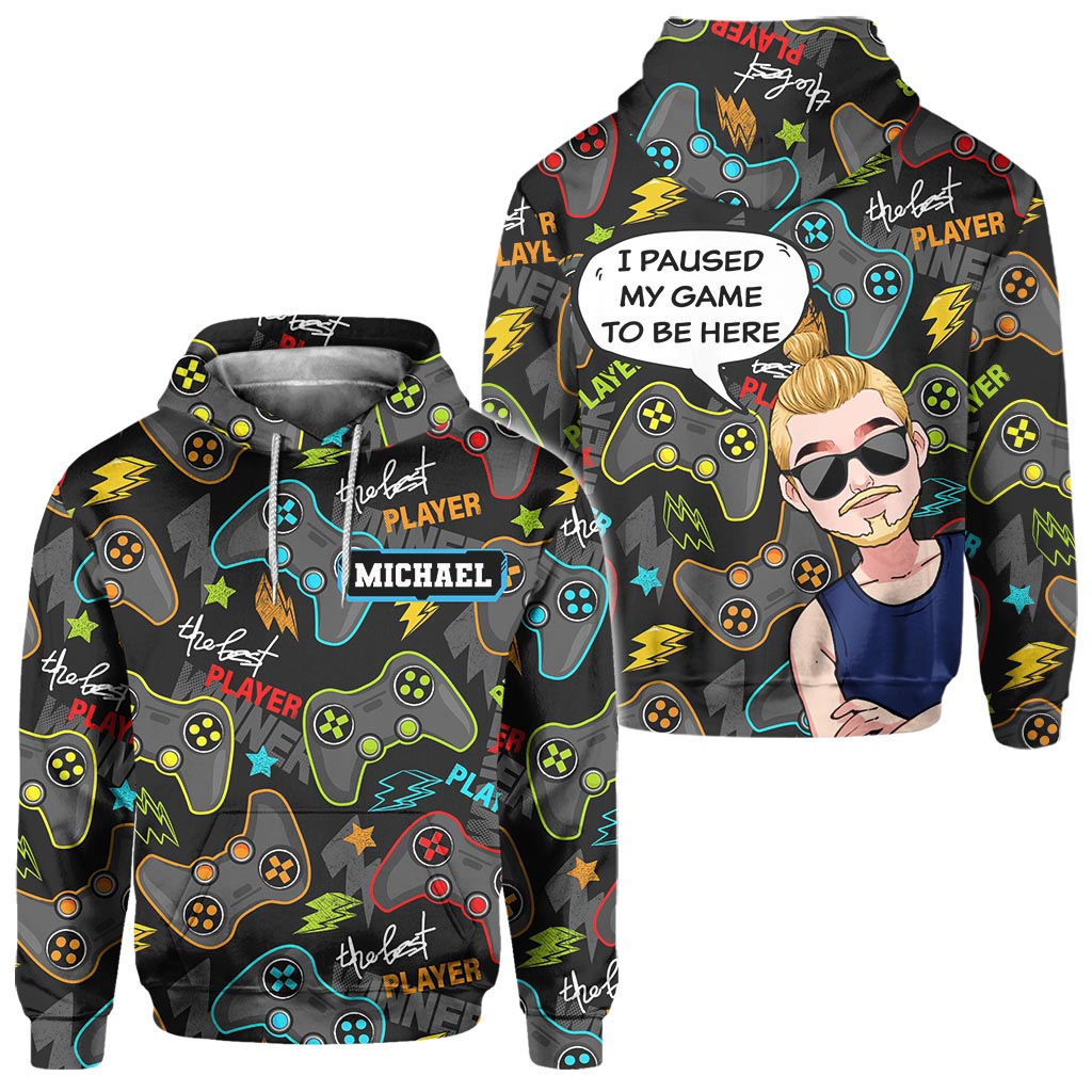 Ich habe mein Spiel pausiert, um hier zu sein – Personalisiertes Videospiel-Shirt