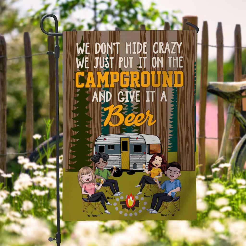 Wir verstecken Verrücktheit nicht – Personalisierte Camping-Gartenflagge