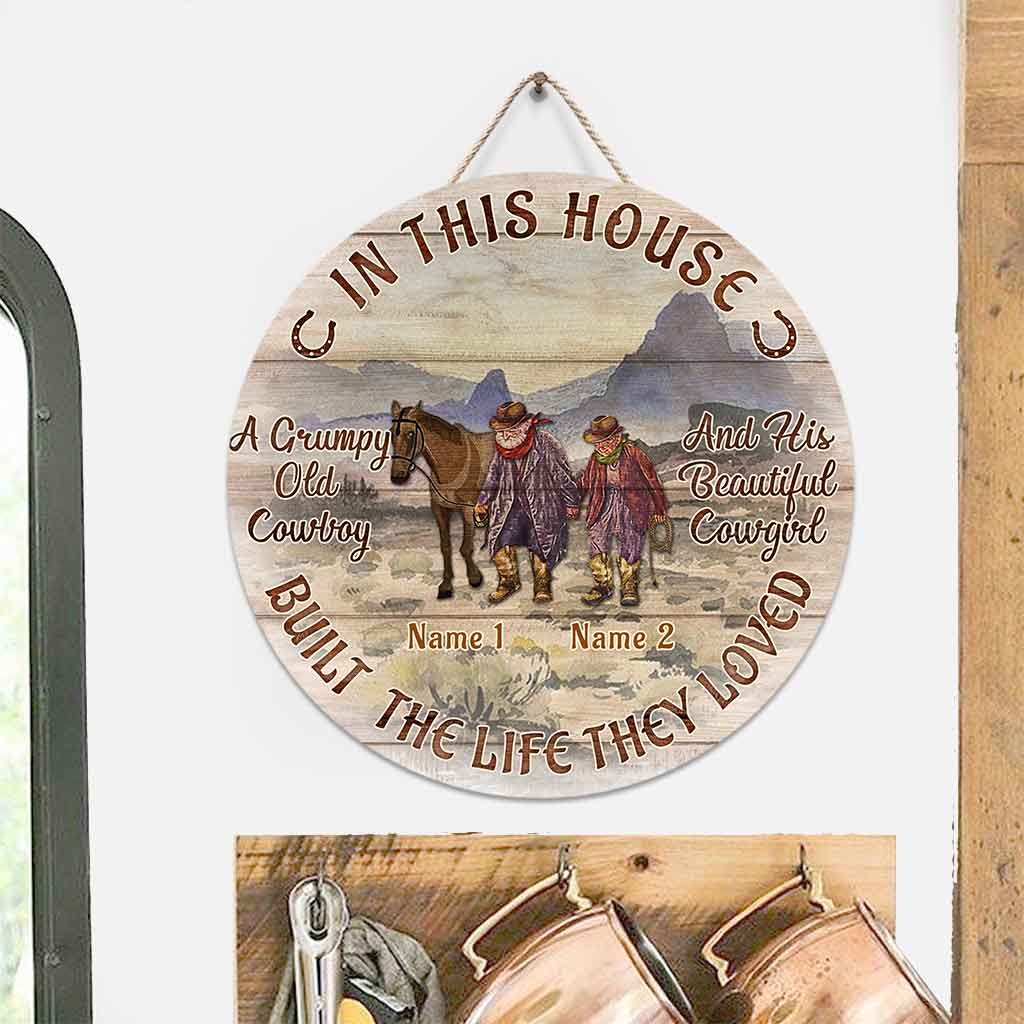 Der alte mürrische Cowboy – Personalisiertes rundes Holzschild mit Pferd