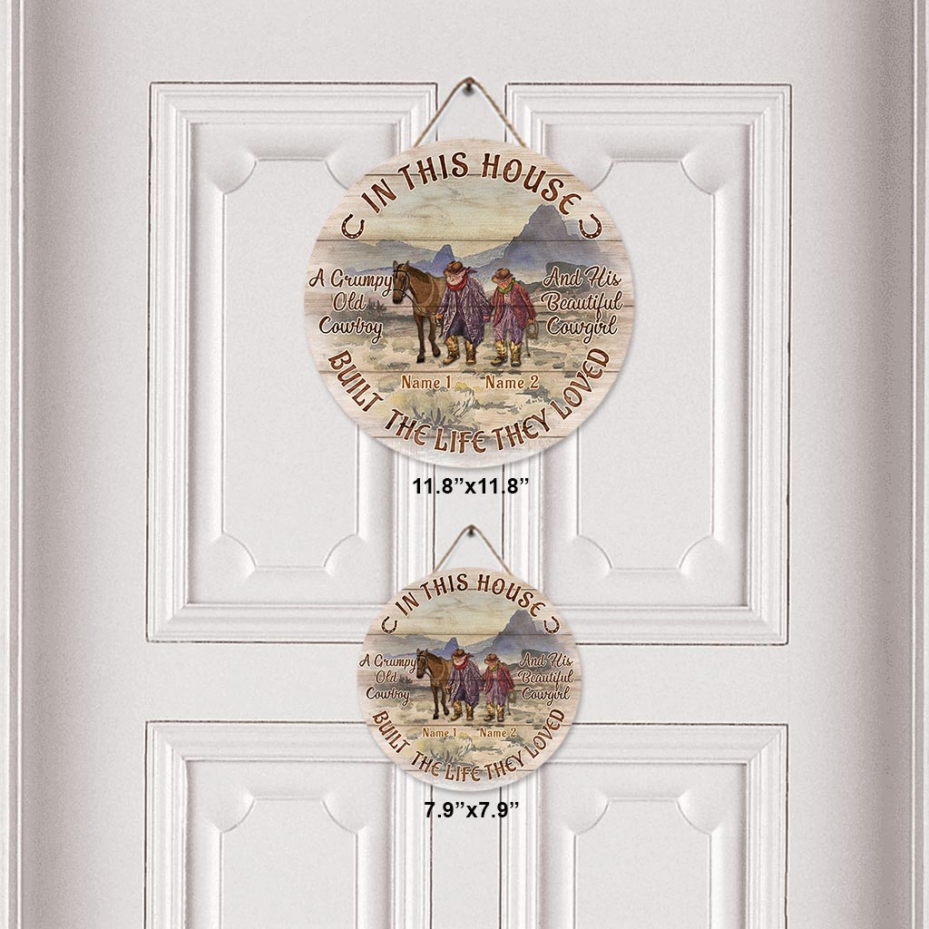 Der alte mürrische Cowboy – Personalisiertes rundes Holzschild mit Pferd