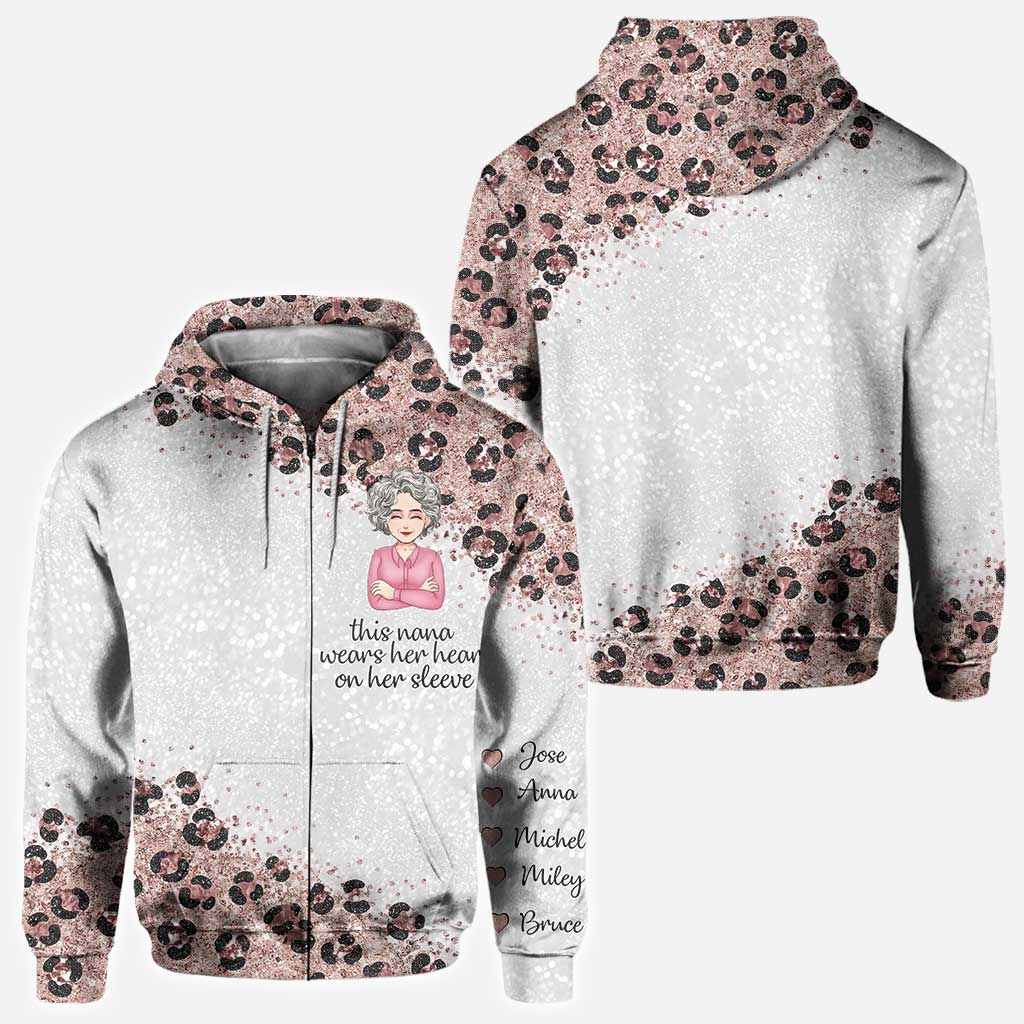 Diese Oma trägt ihr Herz auf der Zunge – personalisiertes Muttertags-T-Shirt und Hoodie mit dem Aufdruck „Oma All Over“.