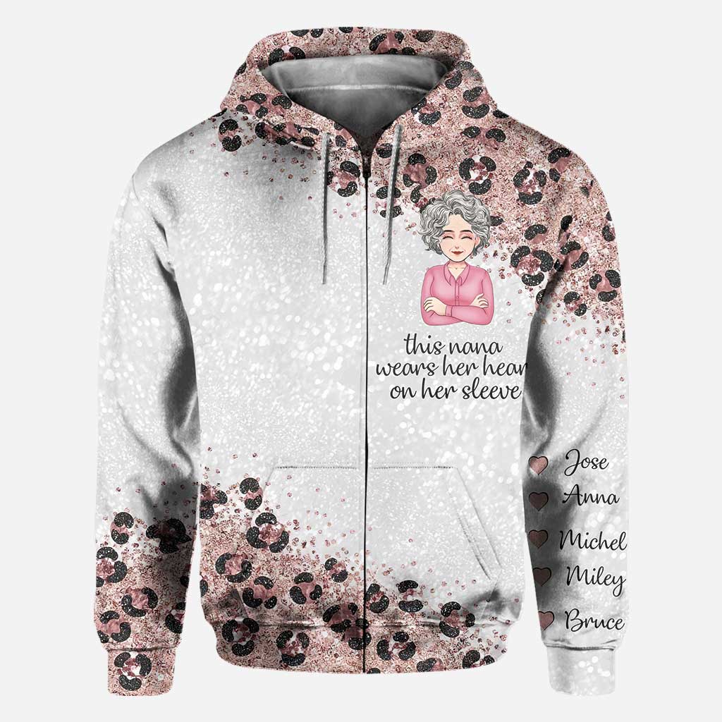 Diese Oma trägt ihr Herz auf der Zunge – personalisiertes Muttertags-T-Shirt und Hoodie mit dem Aufdruck „Oma All Over“.