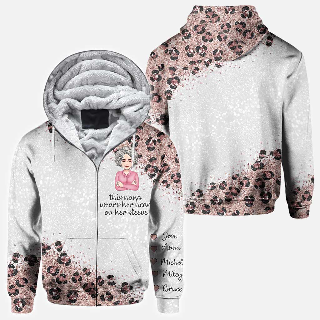 Diese Oma trägt ihr Herz auf der Zunge – personalisiertes Muttertags-T-Shirt und Hoodie mit dem Aufdruck „Oma All Over“.